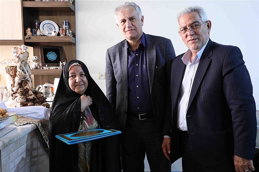 تصویر جمعی از مدیران بنیاد شهید و بانک دی با خانواده دو شهید در مشهد مقدس دیدار کردند