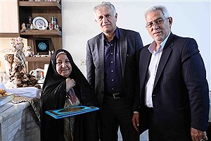 جمعی از مدیران بنیاد شهید و بانک دی با خانواده دو شهید در مشهد مقدس دیدار کردند