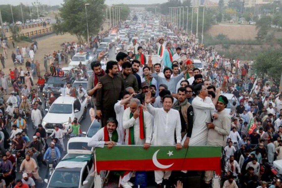 حمله پلیس پاکستان به تجمع حامیان عمران خان با گاز اشک‌آور و آب‌پاش