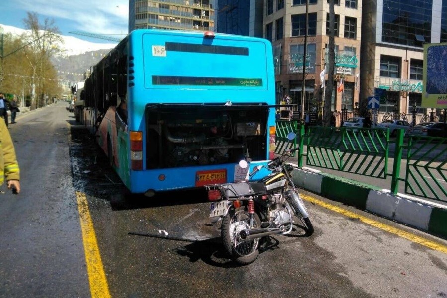 تصویر مهار آتش سوزی یک دستگاه اتوبوس در خیابان ولیعصر