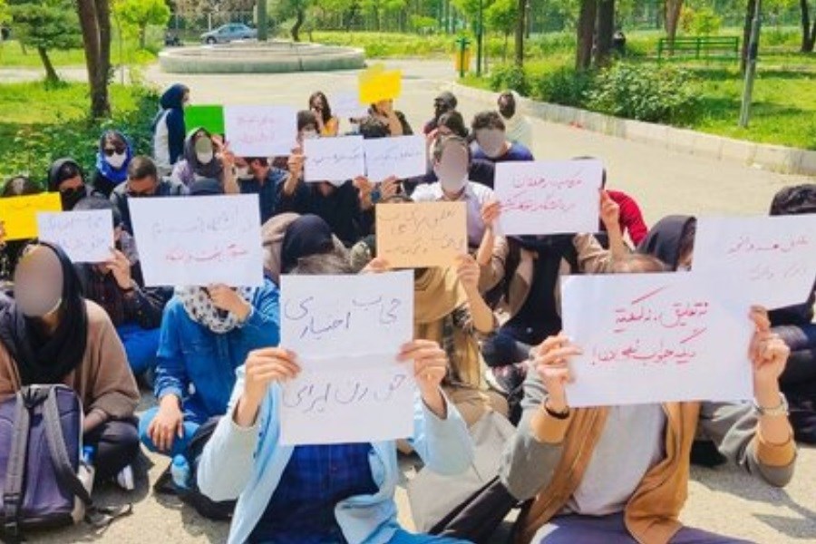تصویر تجمع اعتراضی دانشجویان درباره بخشنامه حجاب