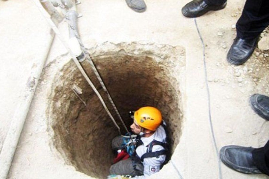 تصویر مرد گرفتار در عمق چاه نجات یافت