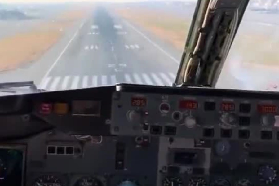 تصویر فرود عجیب و غریب یک هواپیما در باند فرودگاه