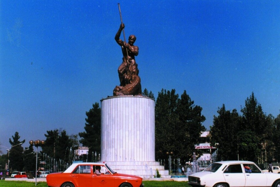 تصویر تنها مجسمه باقیمانده از پهلوی اول در این میدان تهران است