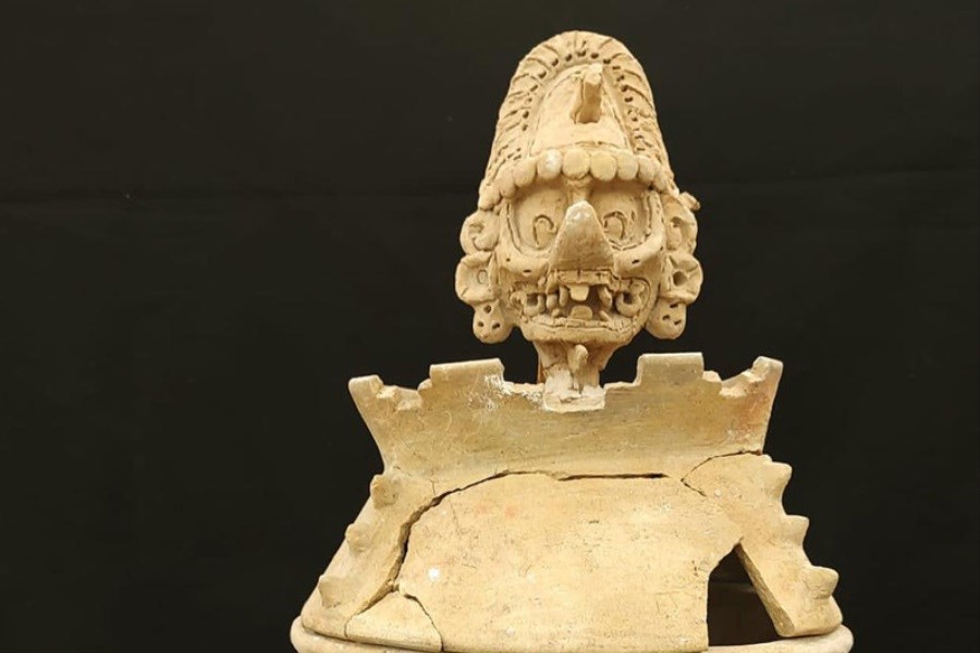 تصویر کشف مجسمۀ عجیب و ترسناک از خدای مایاها