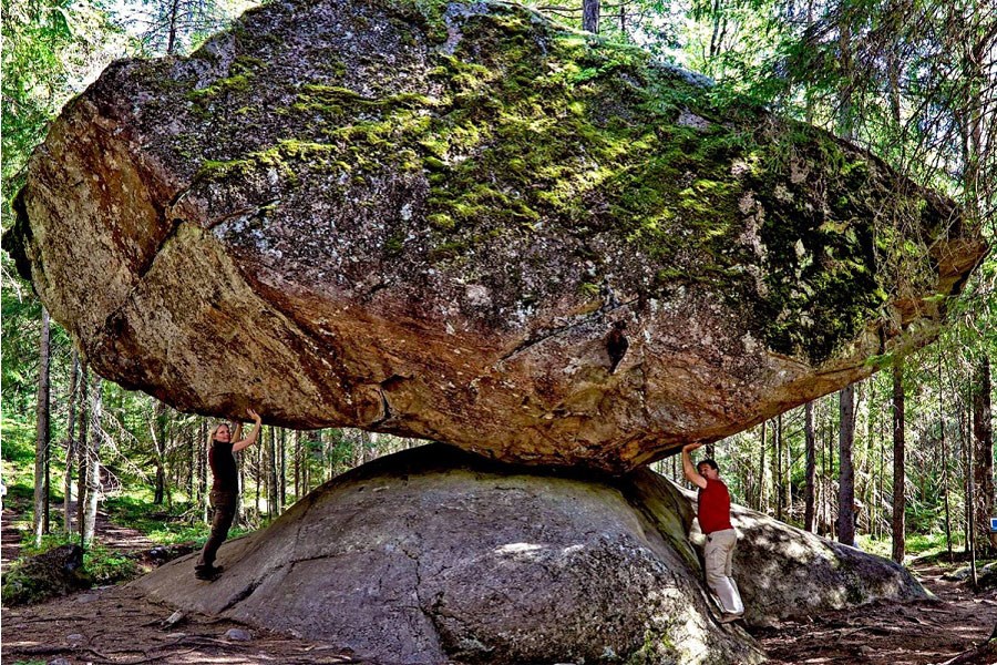 تصویر صخرۀ عجیبی که ۱۲ هزار سال با جاذبه مبارزه کرده