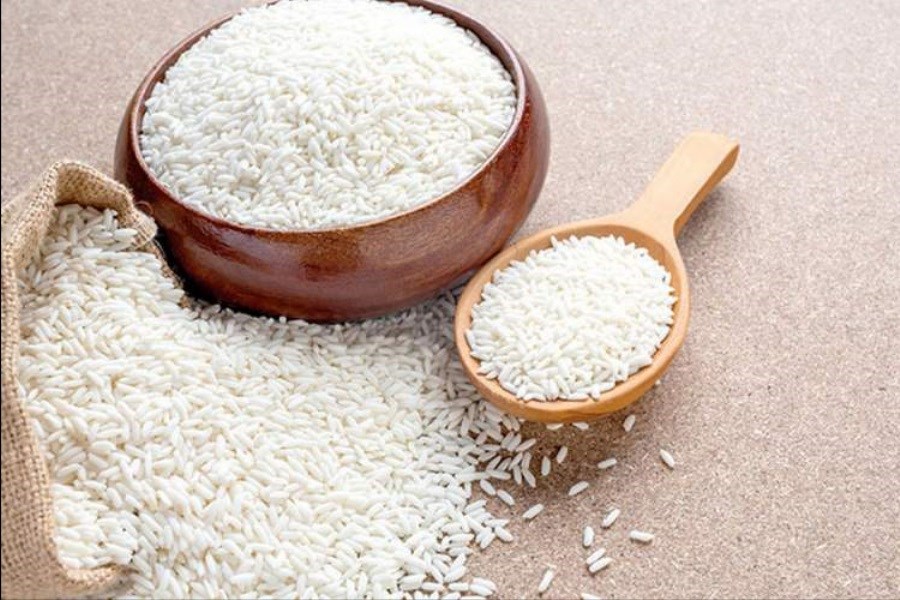 تصویر خوردن برنج خام چه خطراتی دارد؟