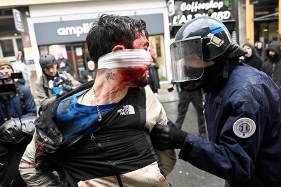 تصویر ابراز تاسف ایران از برخورد خشونت آمیز پلیس فرانسه