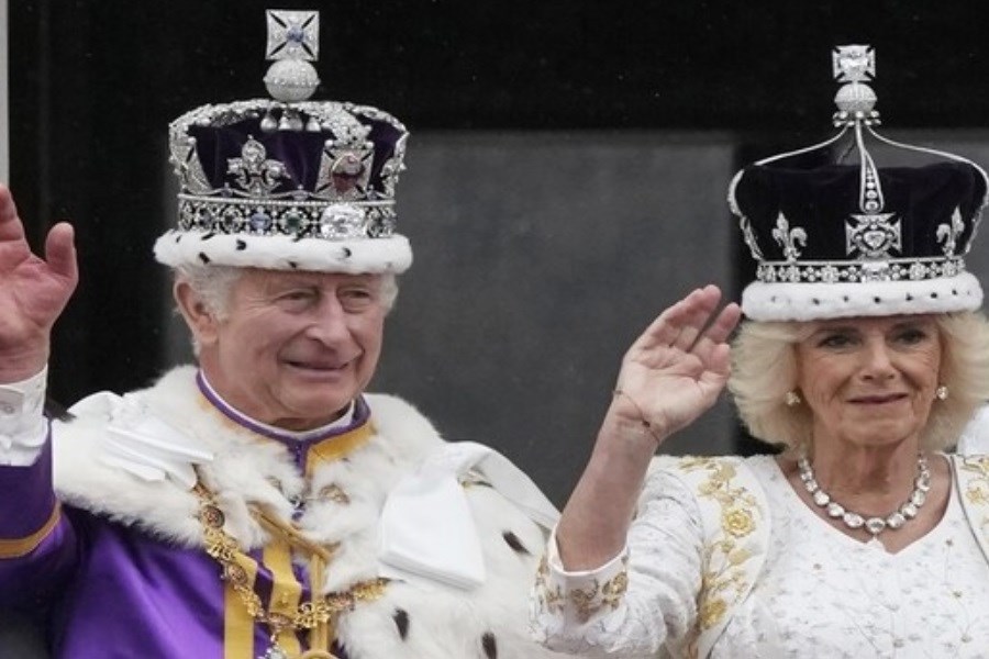 از هوش رفتن شماری از نظامیان در مراسم تاج گذاری پادشاه انگلیس+تصاویر