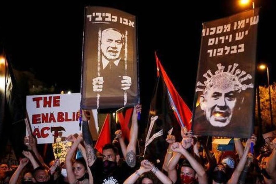 تصویر تجمع صدها معترض مقابل منزل نتانیاهو