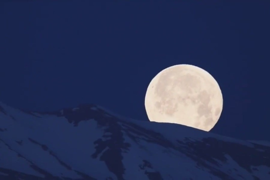 تصویر قرص کامل ماه در آغوش بلندترین قله ایران + فیلم