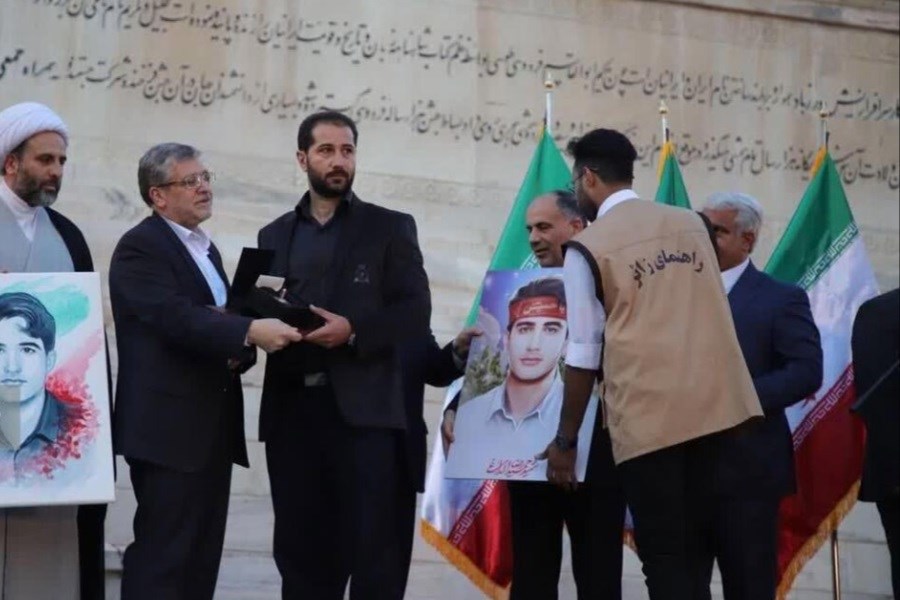 تصویر نشان افتخاری فردوسی به خانواده شهید الداغی اعطاء شد