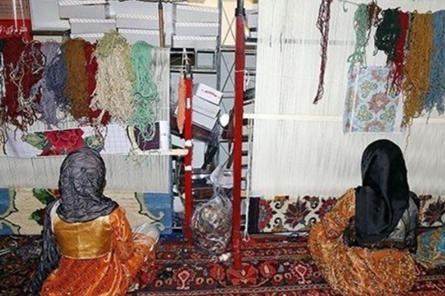 تصویر برپایی نمایشگاه فرش‌های دستباف قدیمی در خانه کُرد سنندج