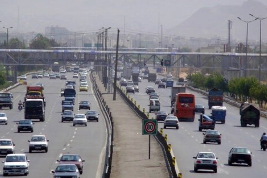 تصویر خطر گاردریل های ناایمن بزرگراه آزادگان &#47; علائم ترافیکی اندک در مهم ترین مسیر خودرویی پایتخت