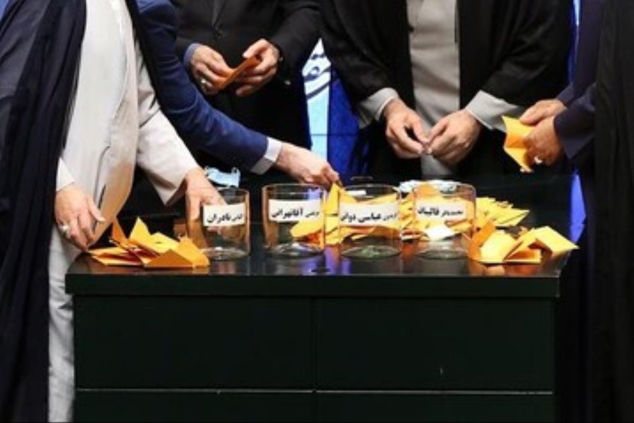 تصویر انتقاد در بهارستان از «رای جمع کردن با تبلت و هدیه» در انتخابات هیات رئیسه مجلس