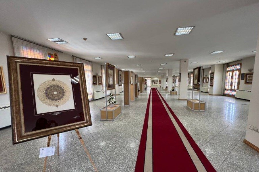 تصویر برپایی نمایشگاه تذهیب ۵۱ بانوی هنرمند