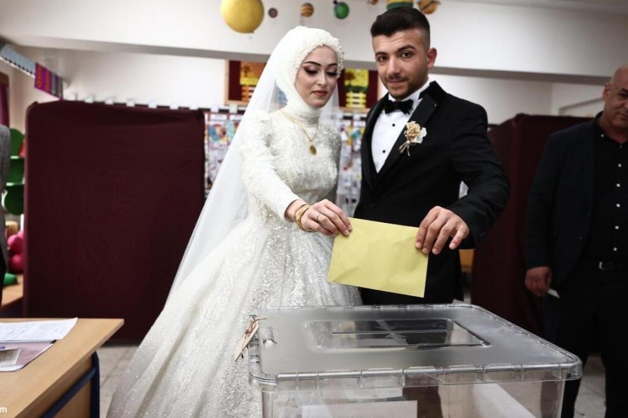 تصویر عروس و داماد ترکیه ای پای صندوق رای+ عکس