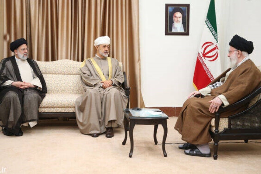 تصویر سلطان عمان با رهبر انقلاب دیدار کرد