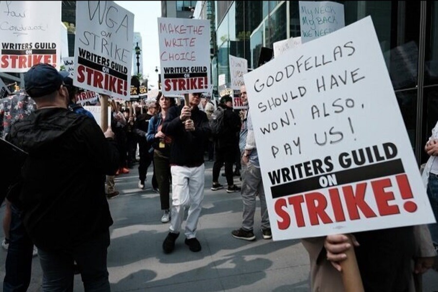 تصویر توقف پروژه‌های سینمایی به دلیل اعتصاب نویسندگان