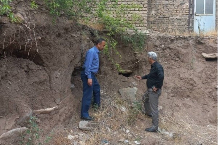 تصویر کشف چند گور باستانی در هنگام خاکبرداری در رودبار