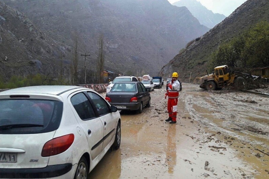 امدادرسانی به ۲۰۰ نفر گرفتار در سیلاب جاده چالوس