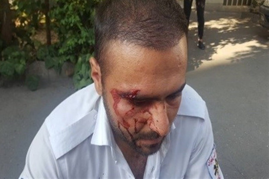 تصویر ضرب و شتم نیروی اورژانس تهران به دلیل پلاک نداشتن آمبولانس!