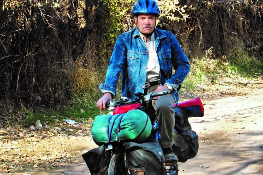 مرد ایرانی که سوار هیچ وسیله نقلیه‌ای به غیر از دوچرخه نشده است