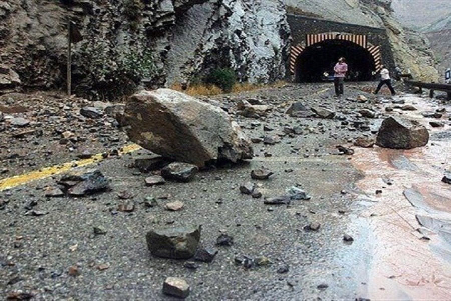 تصویر هشدار به مسافران شمال؛‌ احتمال ریزش سنگ در جاده کرج - چالوس