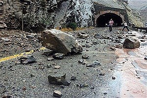 خطر ریزش سنگ در یک جاده شمال&#47; مسافران در حاشیه جاده توقف نکنند