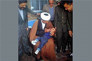 عکسی از رفسنجانی در حال ریشه‌کنی فلج اطفال