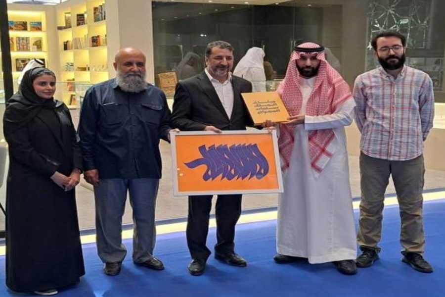 اهدای پوستر «لا اله الا الله» به نماینده غرفه عربستان