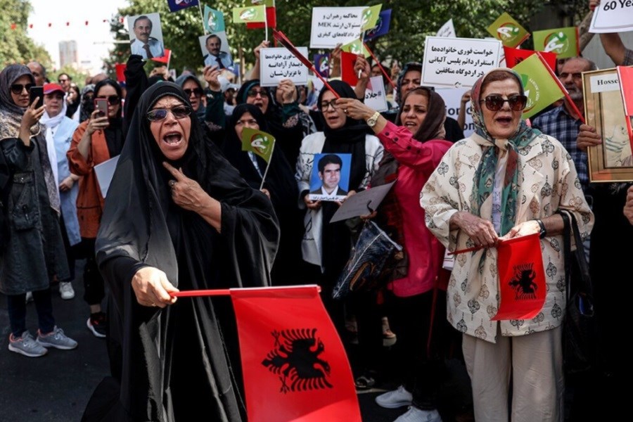 تصویر تصاویر پلاکاردهایی که خانواده‌های منافقین در تجمع تهران همراه داشتند