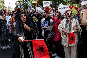 تصاویر پلاکاردهایی که خانواده‌های منافقین در تجمع تهران همراه داشتند