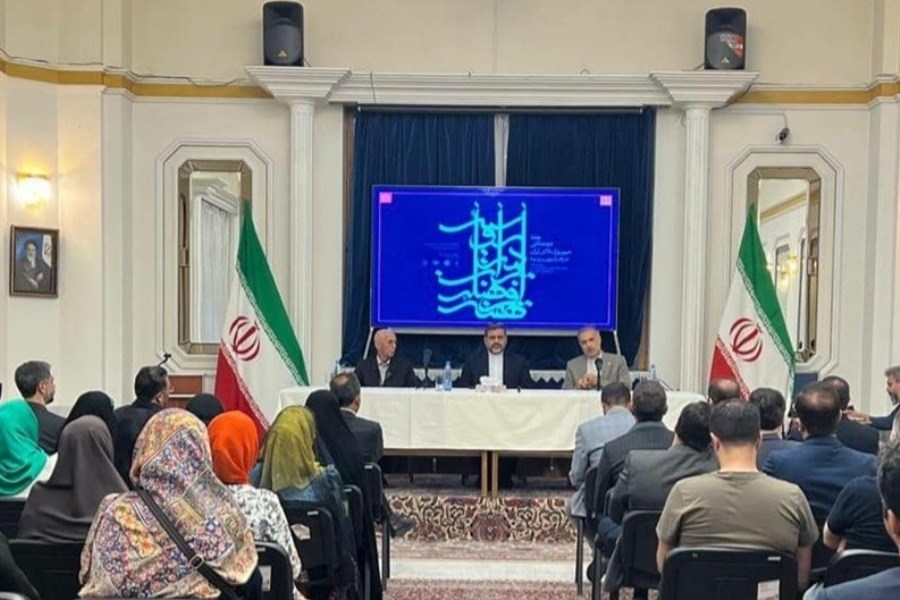 تصویر دیدار وزیر ارشاد با هنرمندان اعزامی به هفته فرهنگی ایران در روسیه