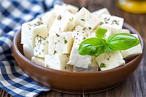 ۸ عارضه جانبی مصرف بیش از حد پنیر؛ از خطر ابتلا به سرطان تا اضافه وزن