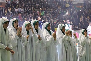 حضور حماسه‌ساز دختران انقلاب در ورزشگاه آزادی برای ترویج حجاب در جامعه