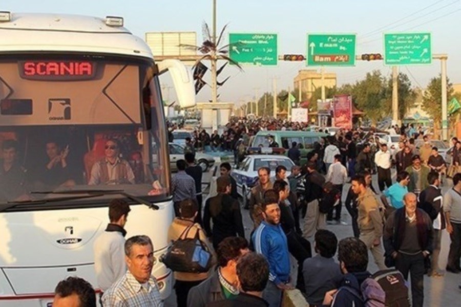 تصویر اتوبوس‌ها به کمک زائران اربعین در مرز مهران می‌آیند