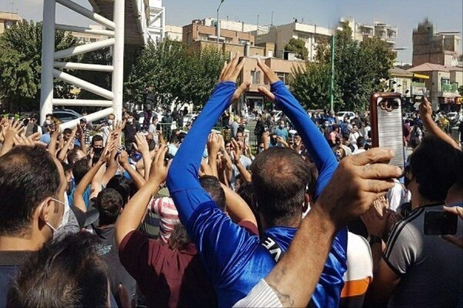 تصویر تجمع هواداران استقلال مقابل ساختمان باشگاه و اعتراض به خطیر