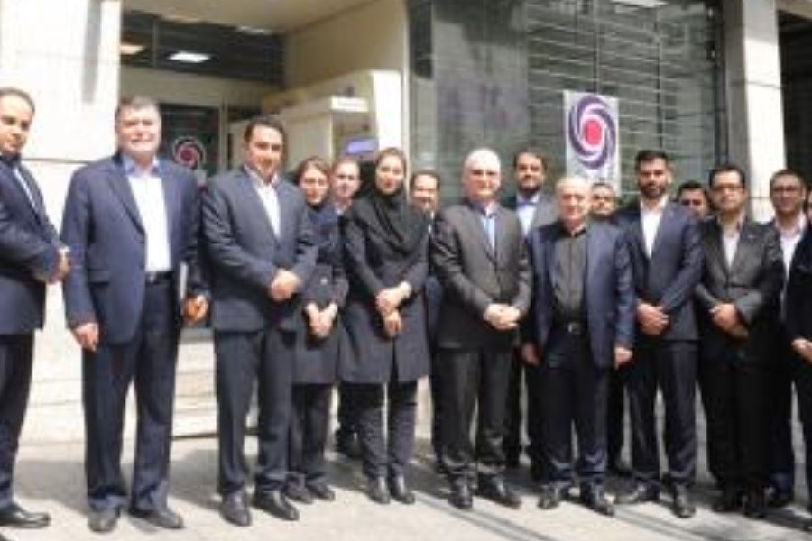 تصویر حضور اعضای هیات مدیره در شعبه برتر بانک ایران زمین