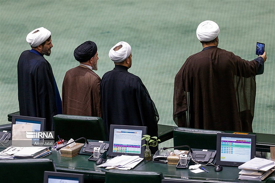 تصویر تصویری جالب از سلفی گرفتن چهار روحانی در مجلس