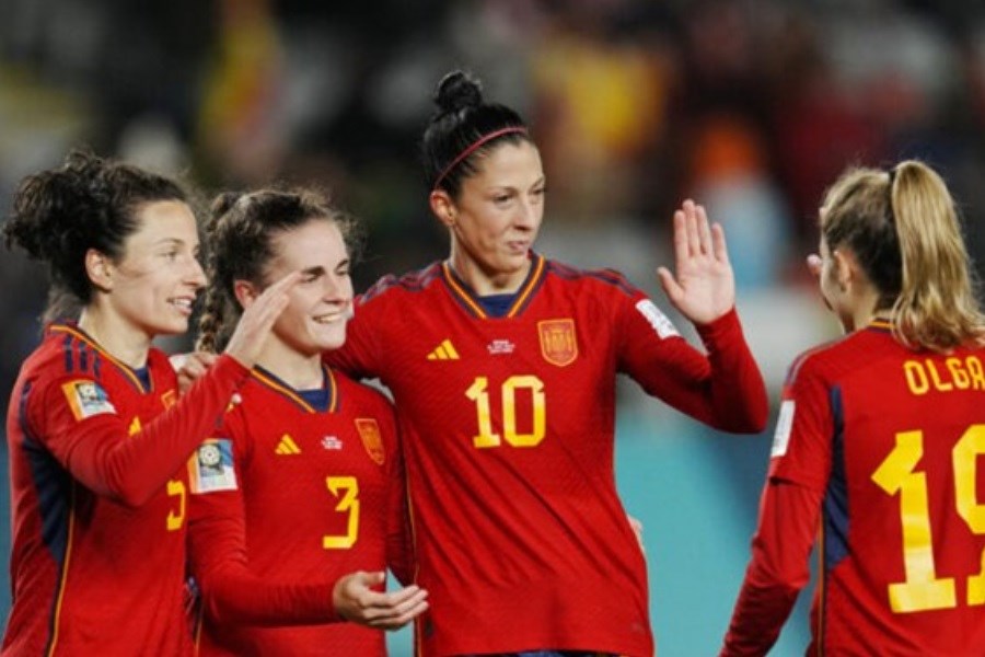 تصویر صعود اسپانیا به فینال جام جهانی با گلزنی در دقیقه پایانی