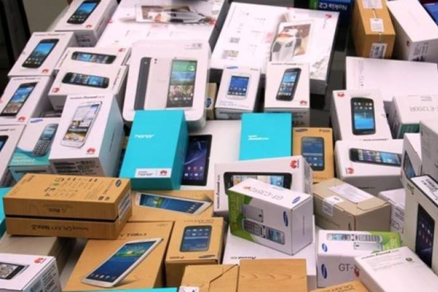 تصویر ۵۰۰ هزار دستگاه گوشی تلفن همراه در یک ماه وارد کشور شد