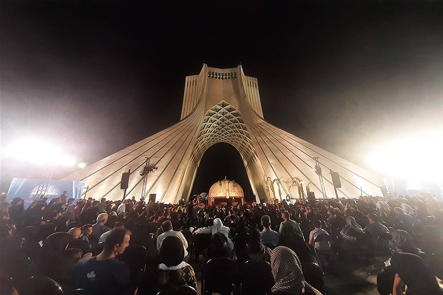 تصویر گزارش تصویری خبرنگار پرسون از حضور مردم در کشتی سَفینَهُ الْنِّجاة میدان آزادی تهران