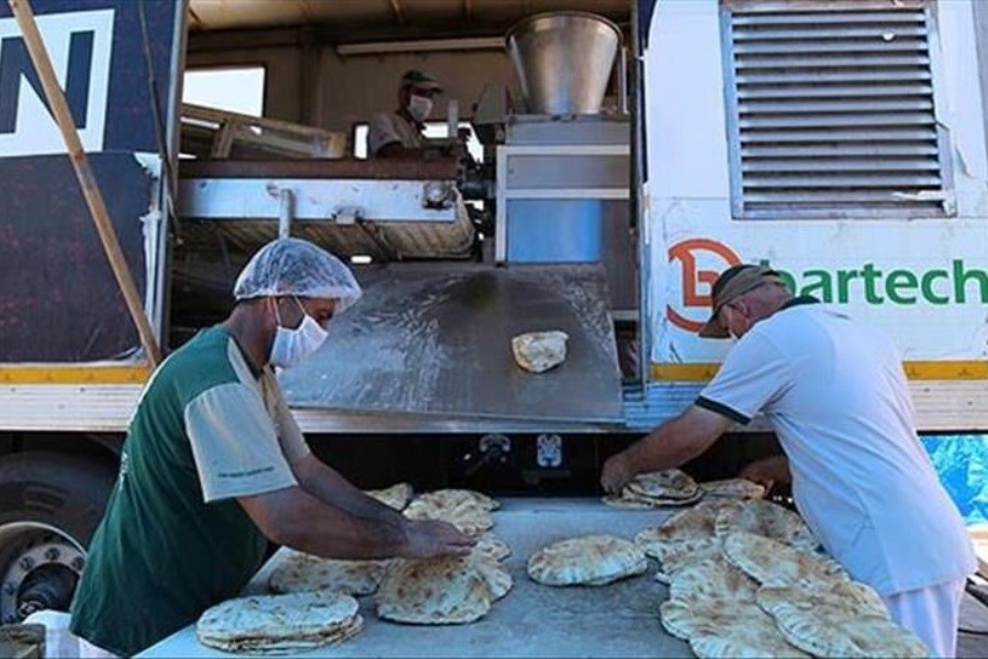 تصویر پخت روزانه ۲۰ هزار قرص نان برای زائران اربعین