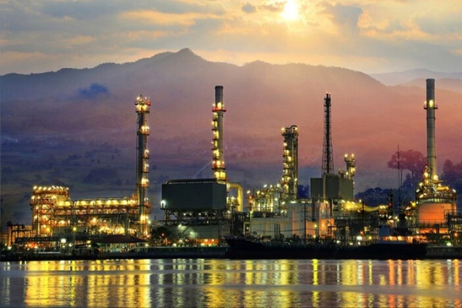 تصویر تولید بنزین یورو ۵ پالایشگاه تهران به ۸ میلیون لیتر در روز می‌رسد