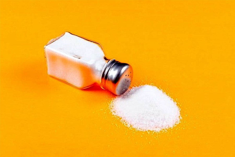 تصویر استفاده از نمک برای تمیز کاری آشپزخانه