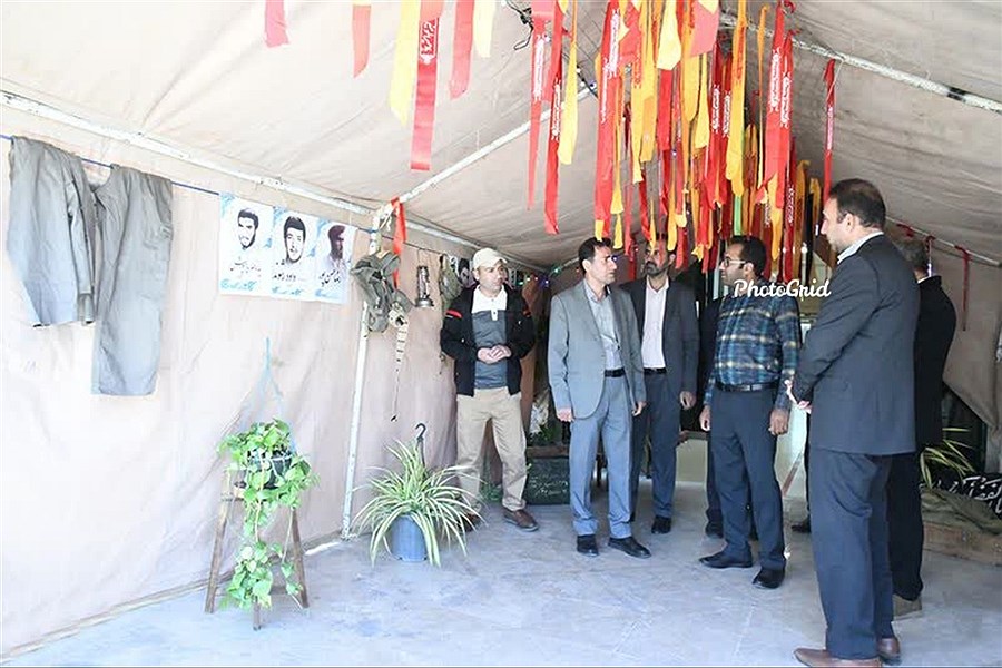 تصویر برپایی نمایشگاه هشت سال دفاع مقدس در شرکت گاز استان قزوین