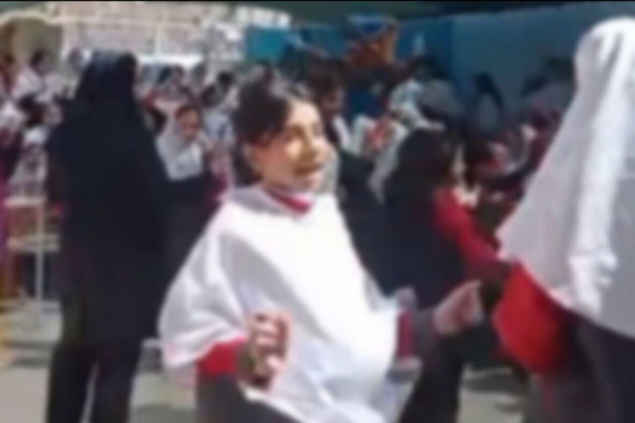 دردسر های پخش آهنگ دافی و رقص دانش آموزان در یک مدرسه