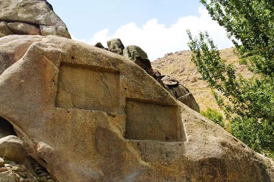 تصویر دخالت در حفاظت از کتیبه‌های ۲۵۰۰ ساله؛ آری یا خیر؟