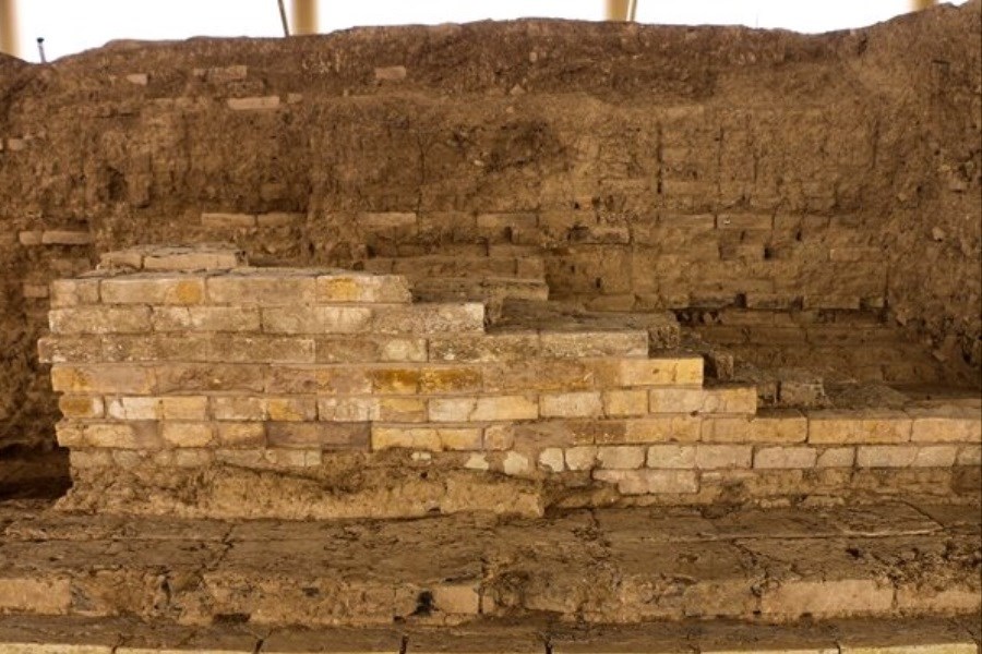 تصویر کشف دیوار شرقی دروازه پارسه تخت‌جمشید با آجرهای لعاب‌دار